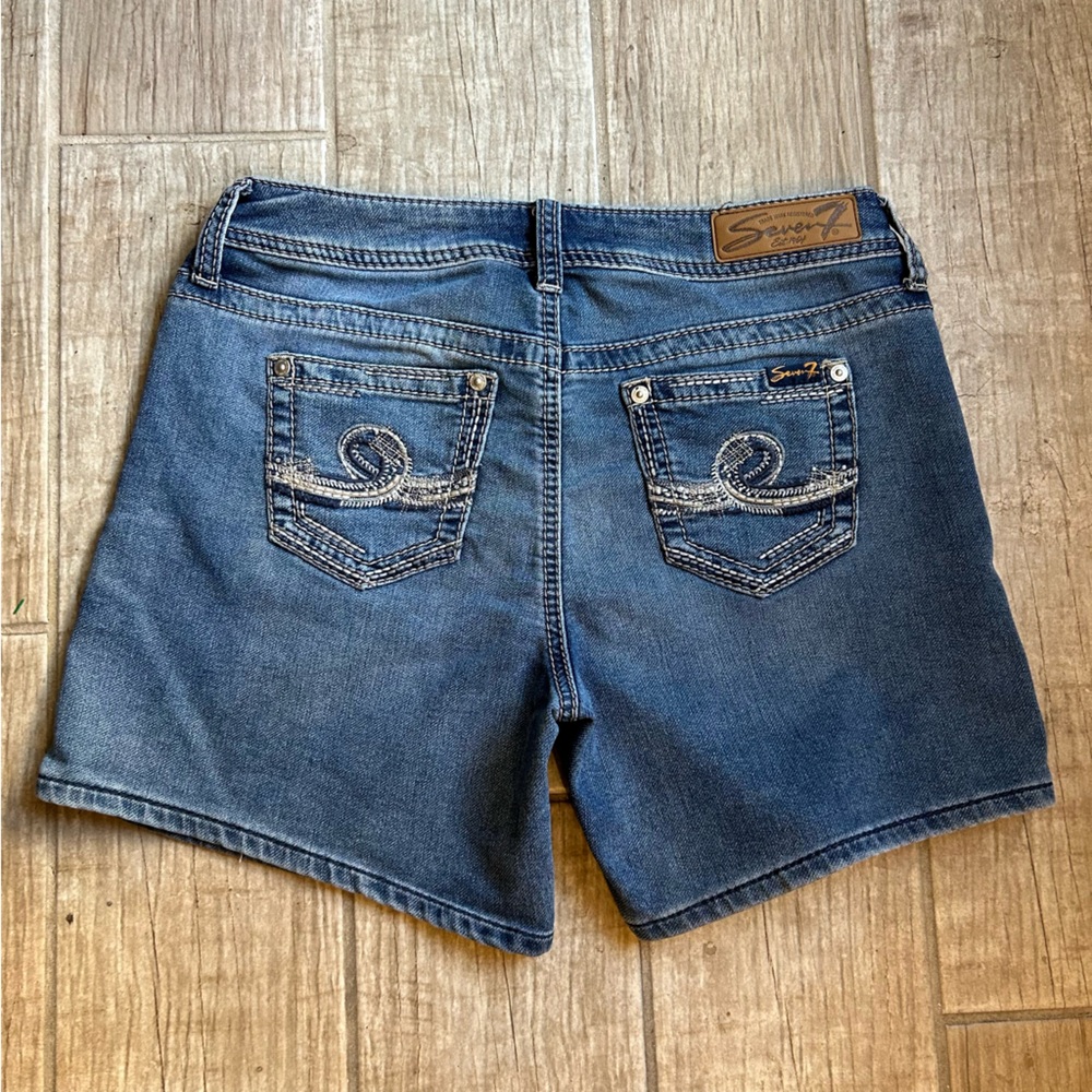Seven7 Bermuda Midi Denim Shorts W/ Back Pocket Swirl Design Size Medium